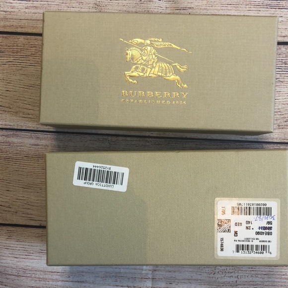 Authentic BURBERRY box. - Picture 3 of 3